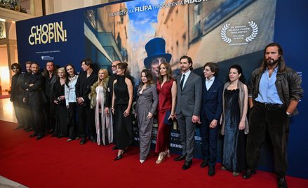 Zbiorowe zdjęcie uczestników uroczystej premiery filmu „Chopin, Chopin!” w Teatrze Wielkim w Warszaw