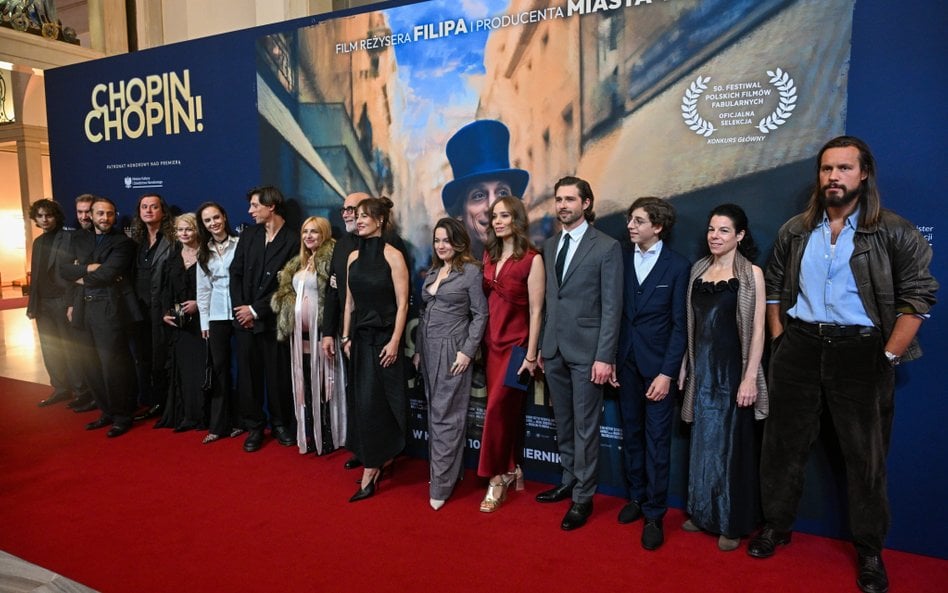 Zbiorowe zdjęcie uczestników uroczystej premiery filmu „Chopin, Chopin!” w Teatrze Wielkim w Warszaw