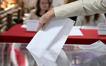 Wybory parlamentarne 2023. Rozpoczęcie głosowania w Obwodowej Komisji Wyborczej na terenie Szkoły Po