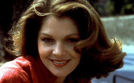 Lois Chilles jako Dr Holly Goodhead Doktor Holly Goodhead jest agentką CIA i astrofizykiem. Bond spo