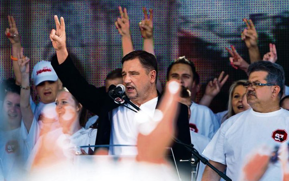 Piotr Duda podczas demonstracji przed Pałacem Prezydenckim. 24 maja 2012