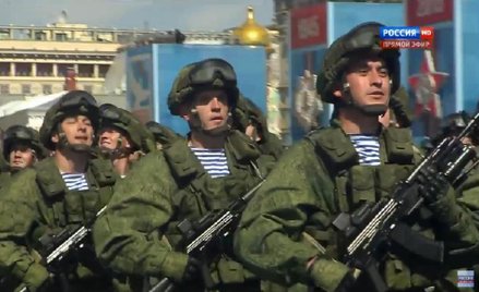 Rosyjscy żołnierze na paradzie 9 maja 2015 roku w Moskwie