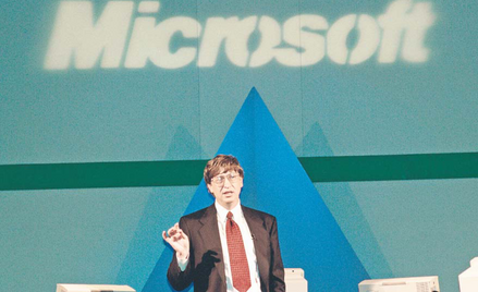 Bill Gates, ówczesny dyrektor generalny Microsoftu, na „Inside Track 95” w NEC promuje system operac