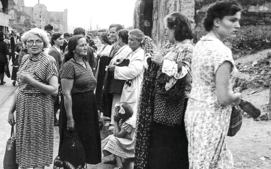 Polki i Niemki na ulicznym targowisku, Wrocław, druga połowa 1945 r.