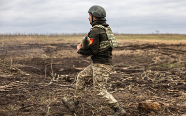 Ukraiński artylerzysta w rejonie Bachmutu