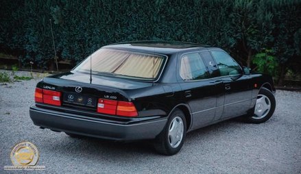 Limuzyna jest jak nowa, a jej przebieg to jedynie 15 000 km. Samochód jest dostępny od ręki. Został 