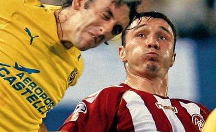 Marek Saganowski (z prawej) i Fabricio Fuentes z zespołu Villarreal. Po 1323 minutach polski piłkarz