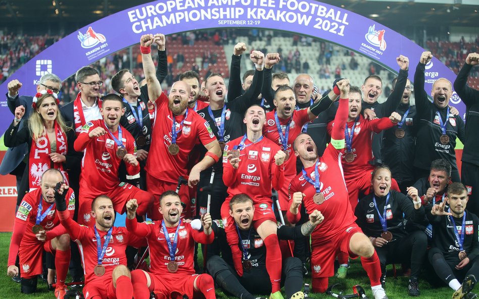 Radość zawodników reprezentacji Polski ze zdobycia brązowego medalu mistrzostw Europy w ampfutbolu