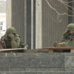 Luty 2014. "Zielone ludziki" przed budynkiem krymskiego parlamentu