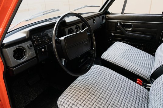 To śliczne Volvo 144 w topowe wersji Grand Luxe sprowadzono ze Szwajcarii.