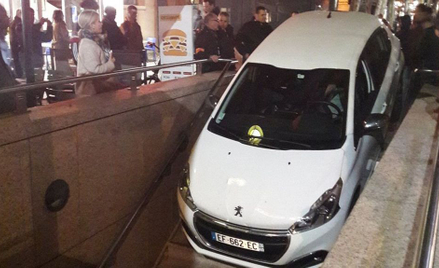 Kobieta wjechała autem do metra. Pomyliła z parkingiem