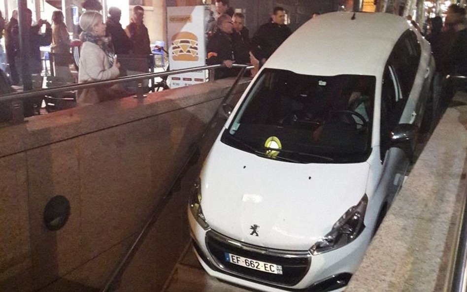 Kobieta wjechała autem do metra. Pomyliła z parkingiem