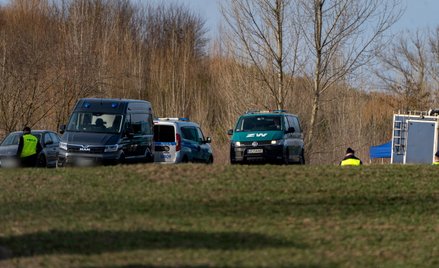 Policja i żandarmeria wojskowa na miejscu znalezienia szczątków drona w miejscowości Galczyce. Zdjęc