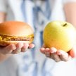 Poza uwarunkowaniami genetycznymi, głównymi czynnikami ryzyka zbyt wysokiego cholesterolu, na które 
