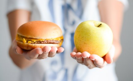 Poza uwarunkowaniami genetycznymi, głównymi czynnikami ryzyka zbyt wysokiego cholesterolu, na które 