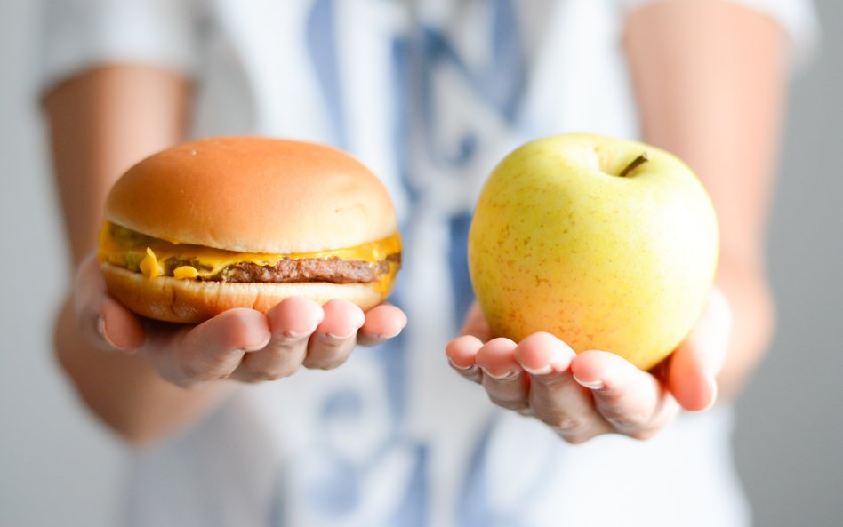 Poza uwarunkowaniami genetycznymi, głównymi czynnikami ryzyka zbyt wysokiego cholesterolu, na które 