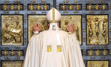 Papież Franciszek walczy z kryzysami, przemocą, migracją i reformą Kurii