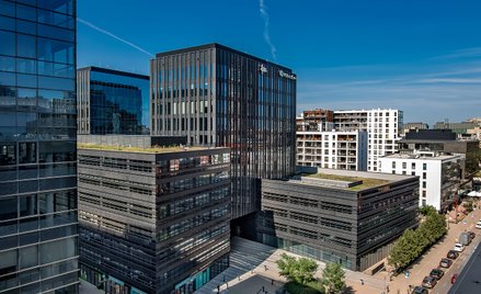 Kompleks Wola Center na warszawskiej Woli oferuje powierzchnie biurowe, coworkingowe i handlowe