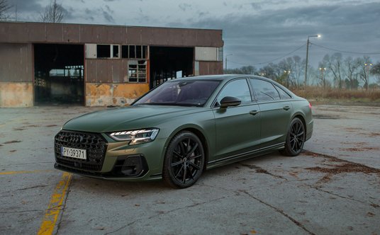 Audi S8: silnik V8 o pojemności 4,0 litra, moc 571 KM, 0-100 km/h w 3,8 sekundy, V-max: 250 km/h
