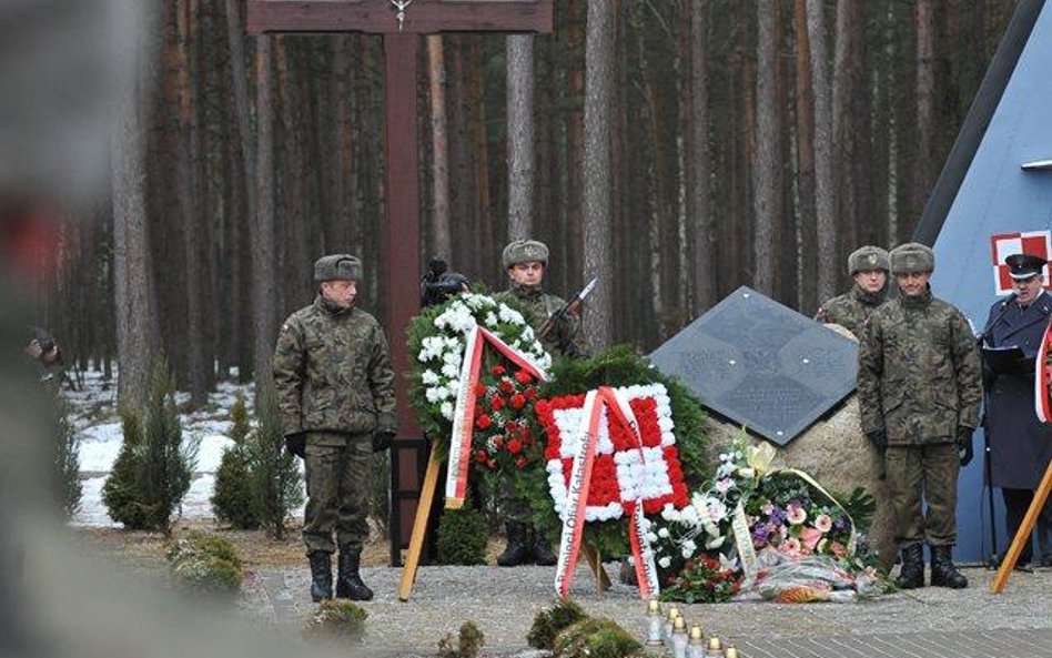 Przed pomnikiem w Mirosławcu stanęła warta honorowa