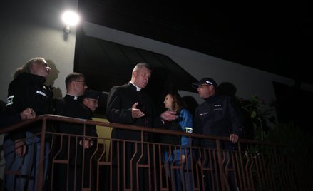 Policja na parafii kościoła pw. Świętego Wawrzyńca w Grojcu, 5 bm., gdzie pojawił się biskup Roman P