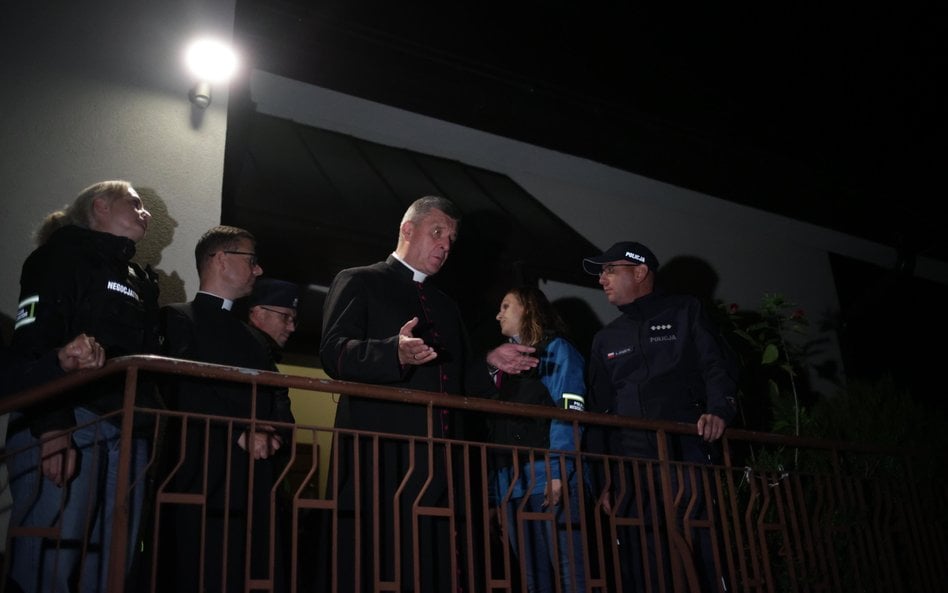 Policja na parafii kościoła pw. Świętego Wawrzyńca w Grojcu, 5 bm., gdzie pojawił się biskup Roman P