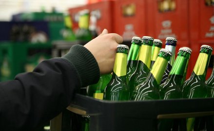 Niemcy: Mieszkańcy wykupili neonazistom piwo