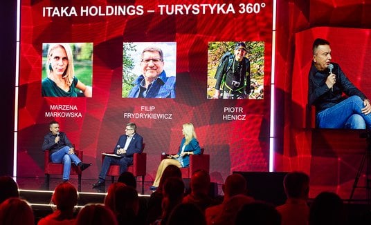 Wiceprezes Itaka Holdings Piotr Henicz odpowiadał na pytania dziennikarzy mediów branży turystycznej