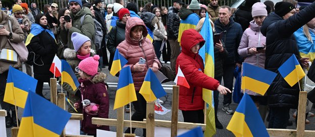 Demonstracja Ukraińców przed ambasadą Rosji w Warszawie w rocznicę agresji