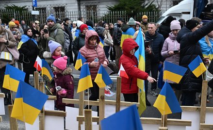 Demonstracja Ukraińców przed ambasadą Rosji w Warszawie w rocznicę agresji