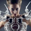 Spider Dress z ruchomymi odnóżami pająka wokół szyi reaguje na nastrój noszącej ją kobiety
