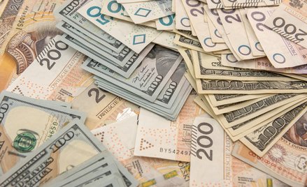 Polacy oszczędzają, Amerykanom coraz trudniej