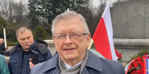 Ambasador Rosji złożył wieniec na cmentarzu żołnierzy radzieckich w Warszawie. „Nikt nie próbował nam przeszkadzać”