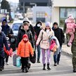 Uchodźcy z Ukrainy przekraczają polsko-ukraińskie przejście graniczne w Medyce