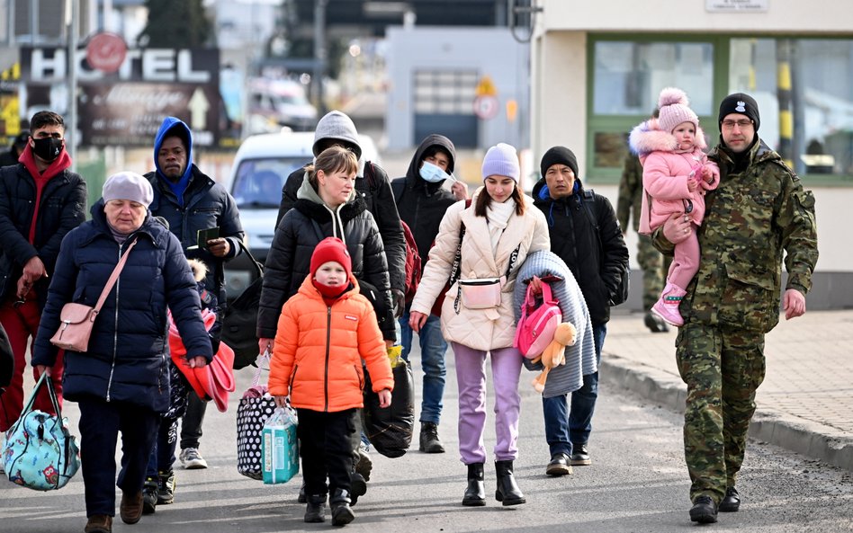 Uchodźcy z Ukrainy przekraczają polsko-ukraińskie przejście graniczne w Medyce