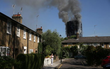 Pożar apartamentowca Grenfell Tower w Londynie. Matka wyrzuciła dziecko z 10. piętra