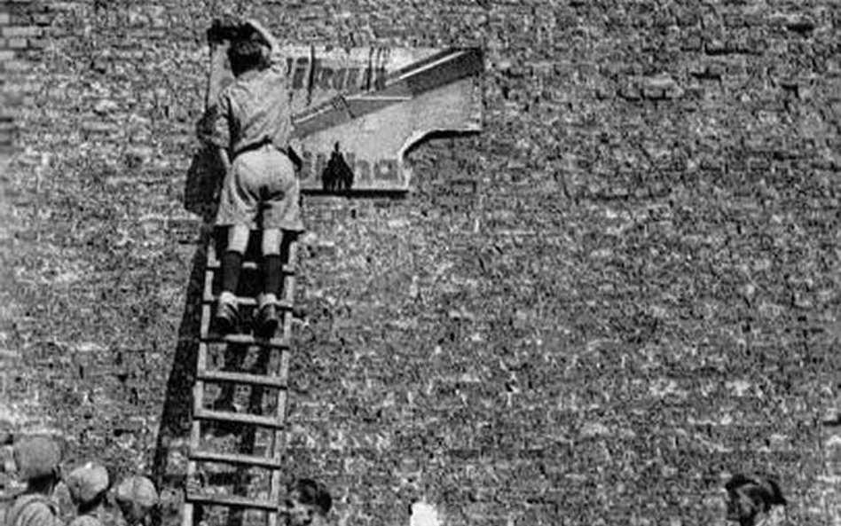 Obóz harcerski w sierpniu 1945 roku na Ziemiach Odzyskanych: druhowie skuwają niemieckie napisy