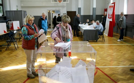Głosowanie w Obwodowej Komisji Wyborczej w Zespole Szkół Specjalnychw Gliwicach.