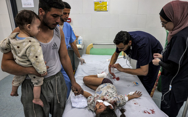 Ranna palestyńska dziewczynka w szpitalu w Rafah w południowej Strefie Gazy