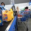 Szef Walmart: Nawet zamożni liczą dziś każdy grosz