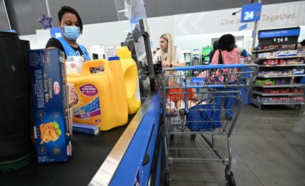 Szef Walmart: Nawet zamożni liczą dziś każdy grosz