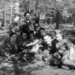 Szwadron „Żelaznego”, „Inka” leży pierwsza z prawej (Bory Tucholskie 1946 r.)
