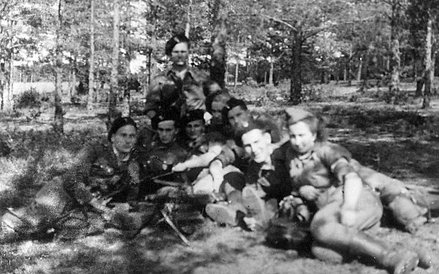 Szwadron „Żelaznego”, „Inka” leży pierwsza z prawej (Bory Tucholskie 1946 r.)