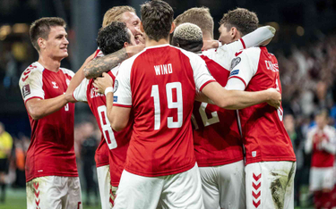 Piłkarze reprezentacji Danii cieszą się po jednym z goli w meczu z Izraelem