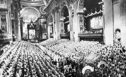 Widok ogólny na przybycie papieża Jana XXIII do Bazyliki Świętego Piotra w Watykanie, podczas mszy i