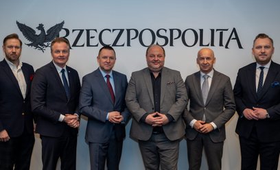 Od lewej: Jan Pilewski, dyrektor departamentu public affairs w P4 (sieć Play), Marcin Kuchciński, ma