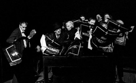 Tadeusz Kantor (z lewej) w spektaklu „Umarła klasa”, 1981 rok