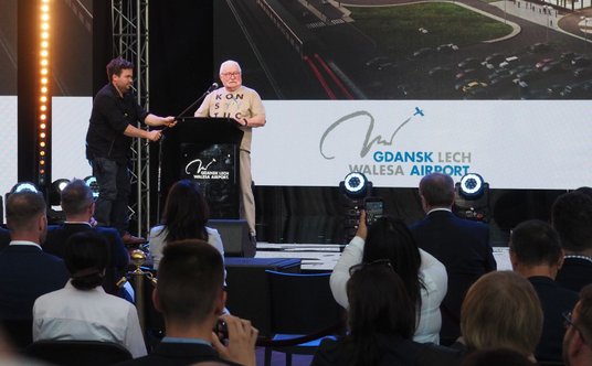 Gościem honorowym inauguracji pirsu był Lech Wałęsa, którego imię nosi lotnisko w Gdańsku
