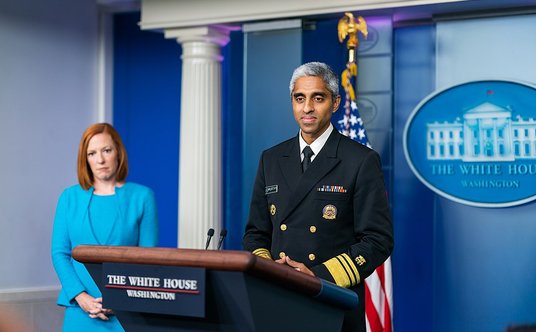 Doktor Vivek Murthy, naczelny lekarz USA podczas konferencji w Białym Domu w 2021 roku.
