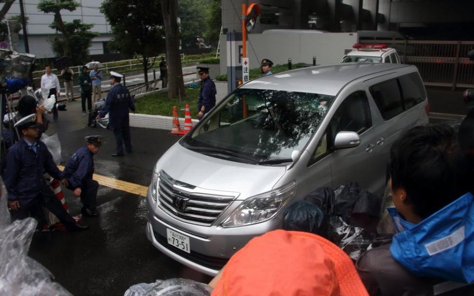 Samochód z Julie Hamp opuszcza posterunek policji w Tokio